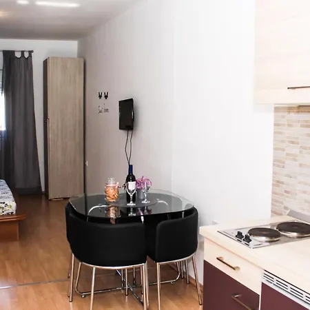 Apartments Frutula ザダル